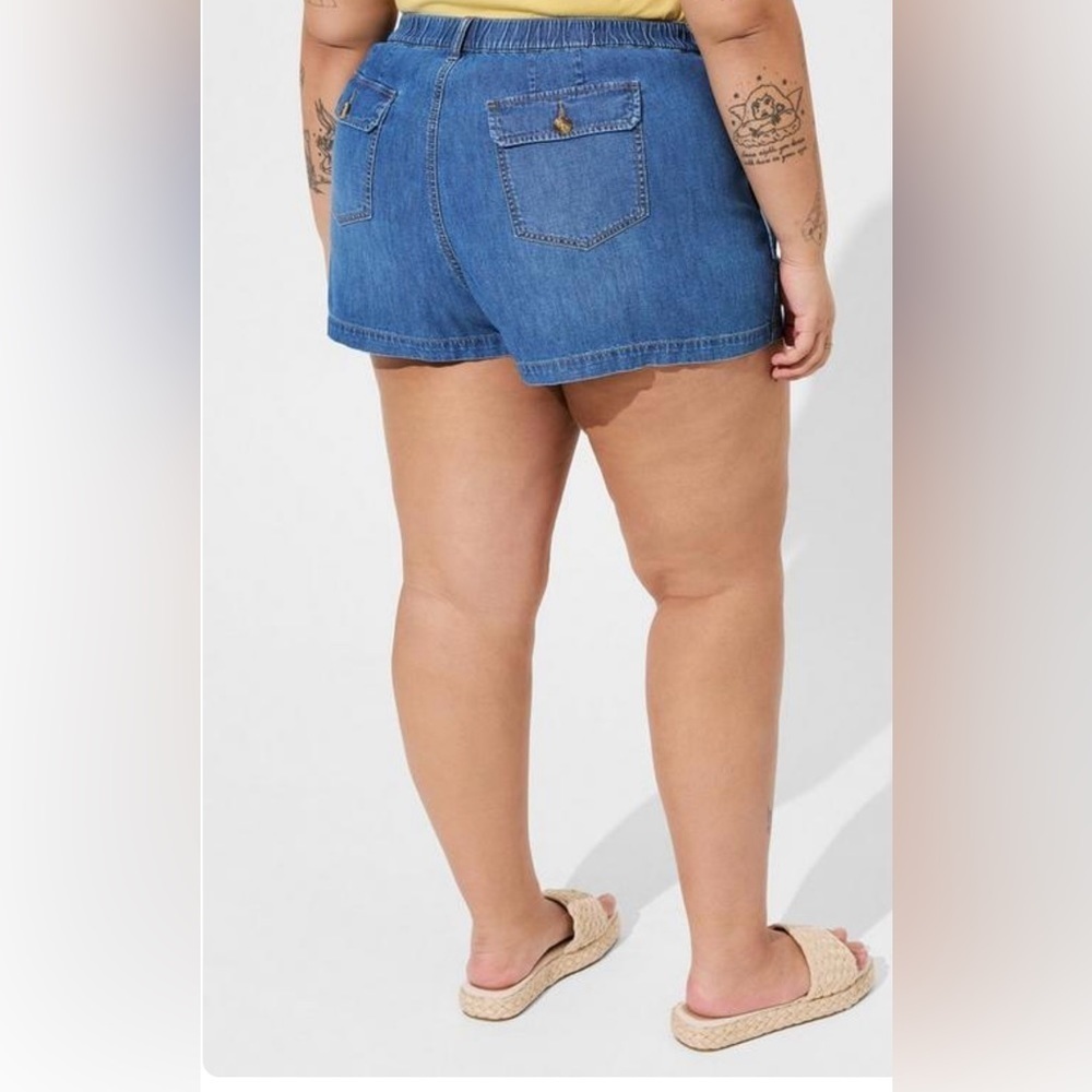 ✨Torrid Denim Shorts Plus Size Utility Pocket Blue Casual Comfy Size 24‎ NWT - Picture 3 of 6